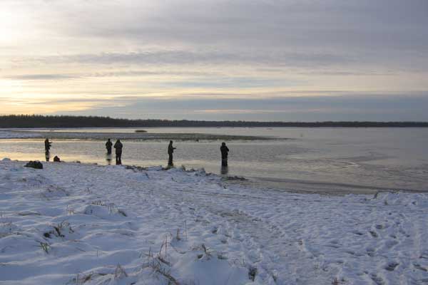 зимние спиннингисты на выходе из озера